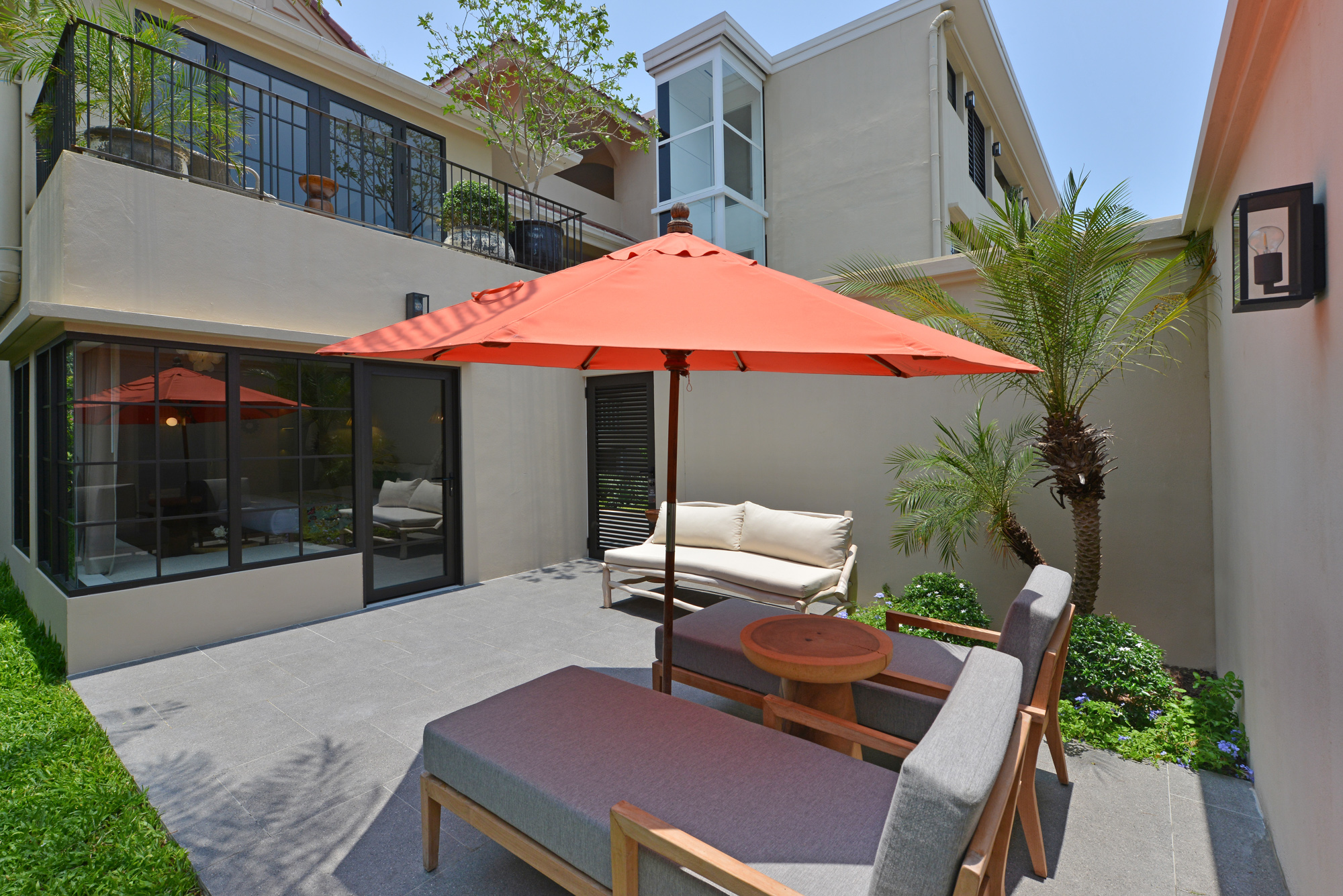 Garda Deluxe Rooms are located either in the newly renovated Garda Building and in the Private Villa area. They are approximately 70 meters from the beach.

The bedroom offers the choice of a king size bed or two queen size beds, and the bathroom has a shower.