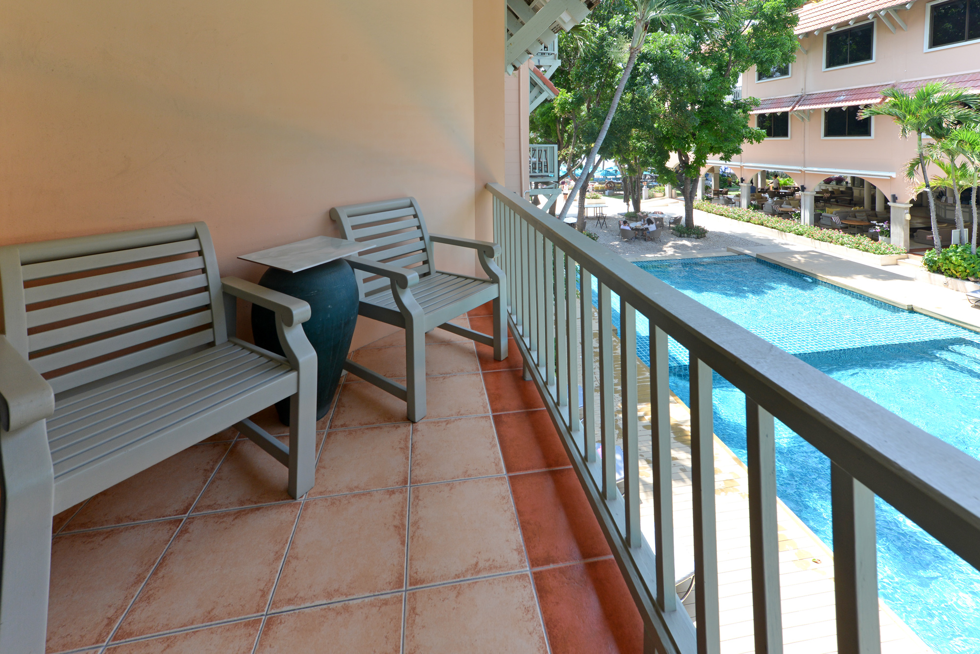 Although some Poolview rooms are located on the ground floor and have outdoor terraces ideal for relaxing after a busy day at the beach, most are on the upper levels and offer good views of the pool and partial views of the sea.