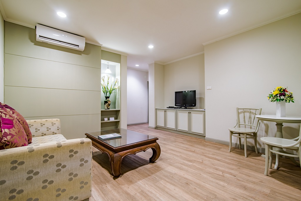 Master bedroom with two queen size beds and the second bedroom with a queen size bed and en suite bathrooms in each. Outdoor dining area and fully equipped kitchen including microwave oven. Terrace furnished with deck furniture and plants facing the sea.