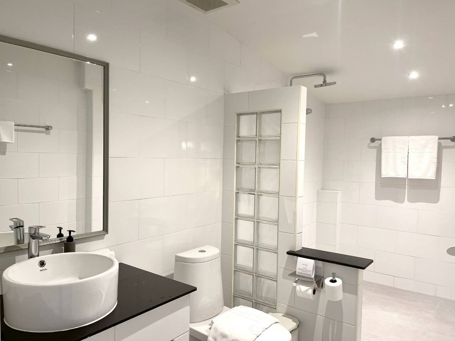 Anantasila offers a selection of Junior Suites, perfectly suited for small families or extended stays. Our Junior Suites feature a spacious open-plan design, combining the sleeping and sitting areas into one comfortable and well-appointed space, creating a bright and welcoming atmosphere for relaxation