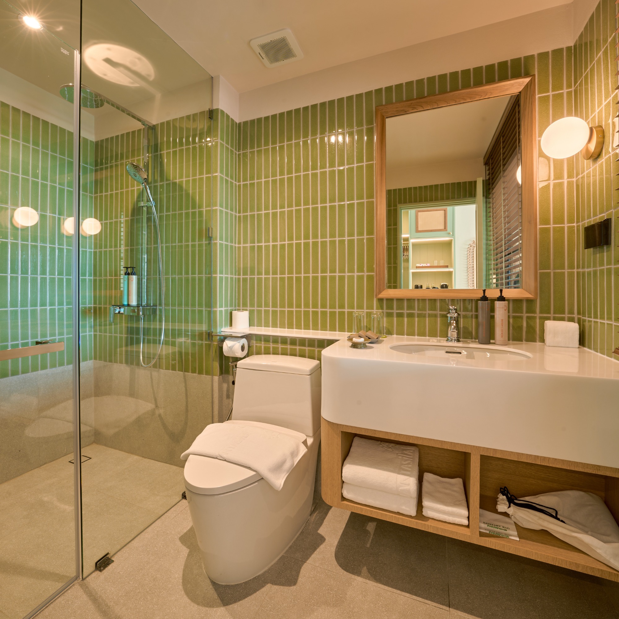 Although some Poolview rooms are located on the ground floor and have outdoor terraces ideal for relaxing after a busy day at the beach, most are on the upper levels and offer good views of the pool and partial views of the sea.