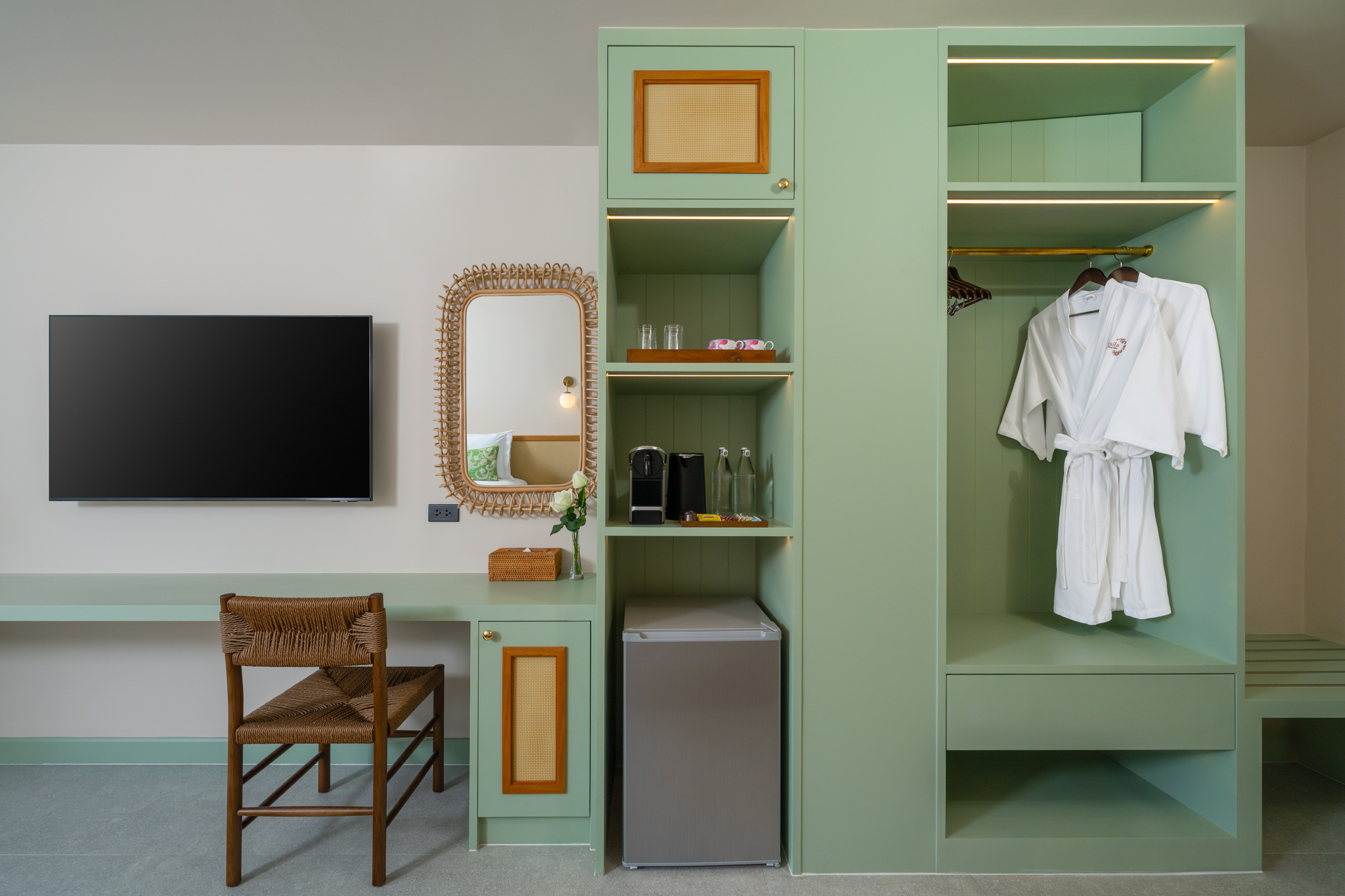 Our pet-friendly Como Deluxe Rooms, located in the Como building directly across from the hotel entrance, are just 70 meters from the beach. Each room offers the flexibility of a king-size bed or two queen-size beds, making it an ideal choice for value-minded travelers and small groups.
The Como Classic rooms are situated in the Como building which is located directly across from the hotel entrance, the Como building is an excellent choice for value-minded travelers and small groups. It is approximately 70 meters from the beach.